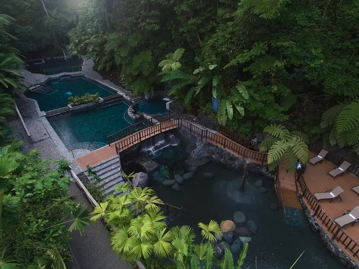Vista aérea de las aguas termales en Arenal Fortuna