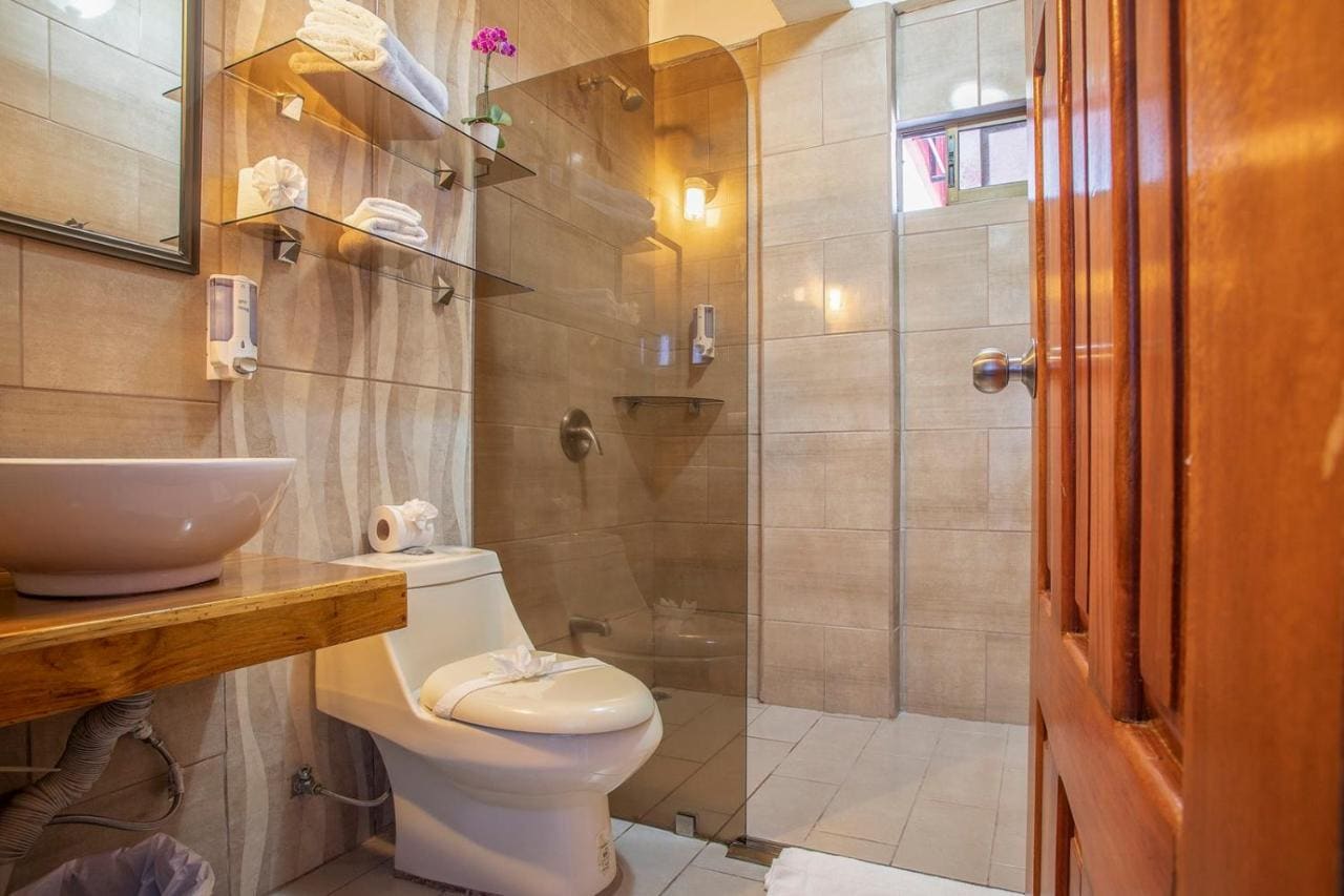 Baño habitación Confort