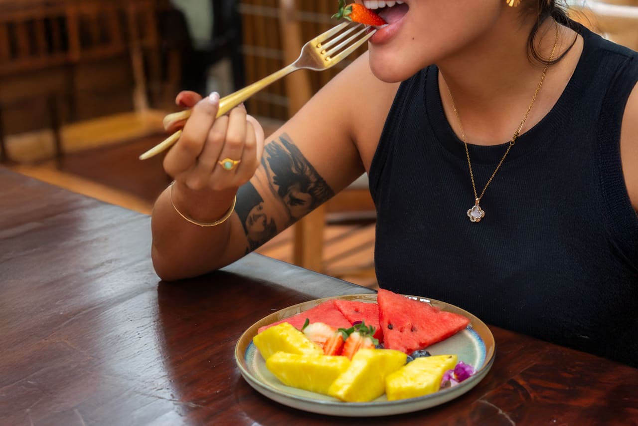 Desayuno con frutas tropicales