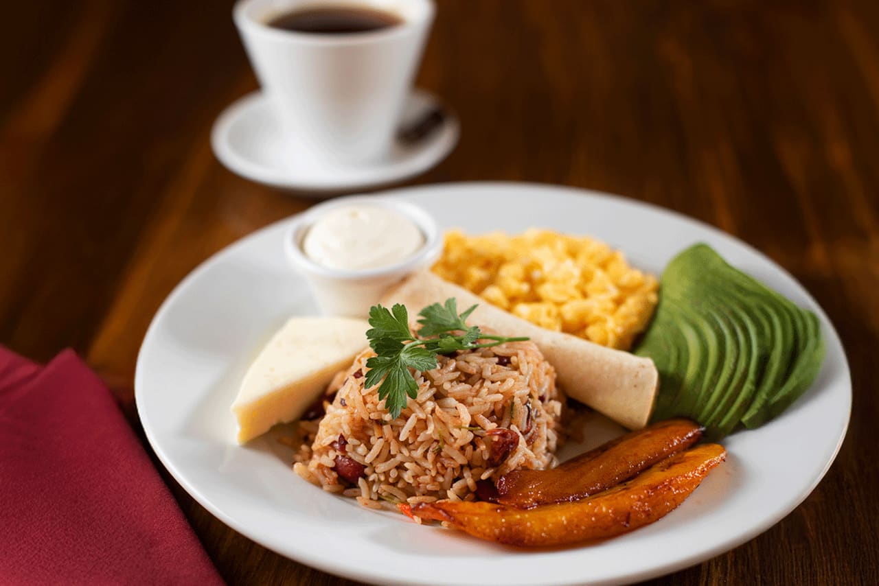 Desayuno típico costarricense