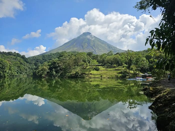 Laguna del Parque Ecológico con el Volcán Arenal reflejado en el agua